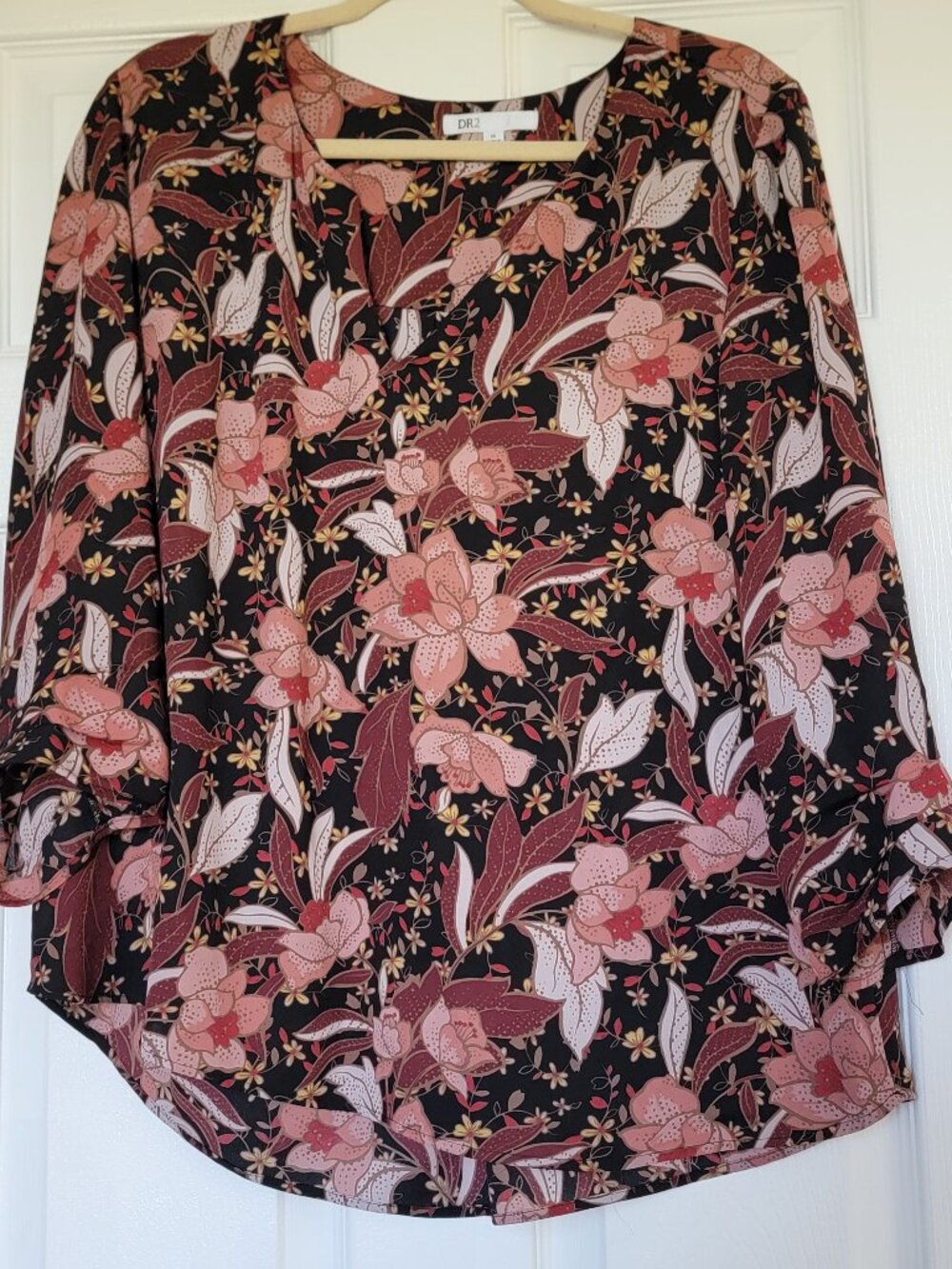 DR2 Silky V-neck 3/4 sleeved blouse